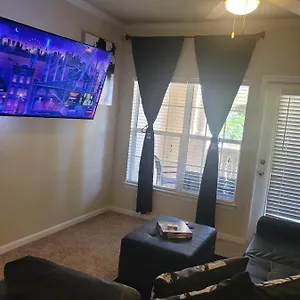 Beautiful 2Bd/1Ba- Pool, Gym, Wifi. Mins From Beach! Apartment