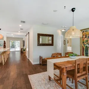 Luxury In The Heart Of South & Pool! Holiday home