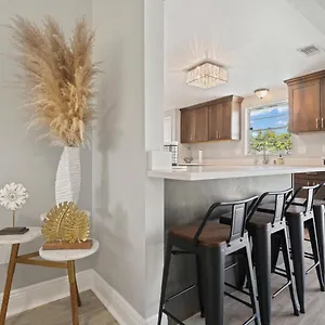 Charming 3 Bed/ba W/pool And View! Holiday home